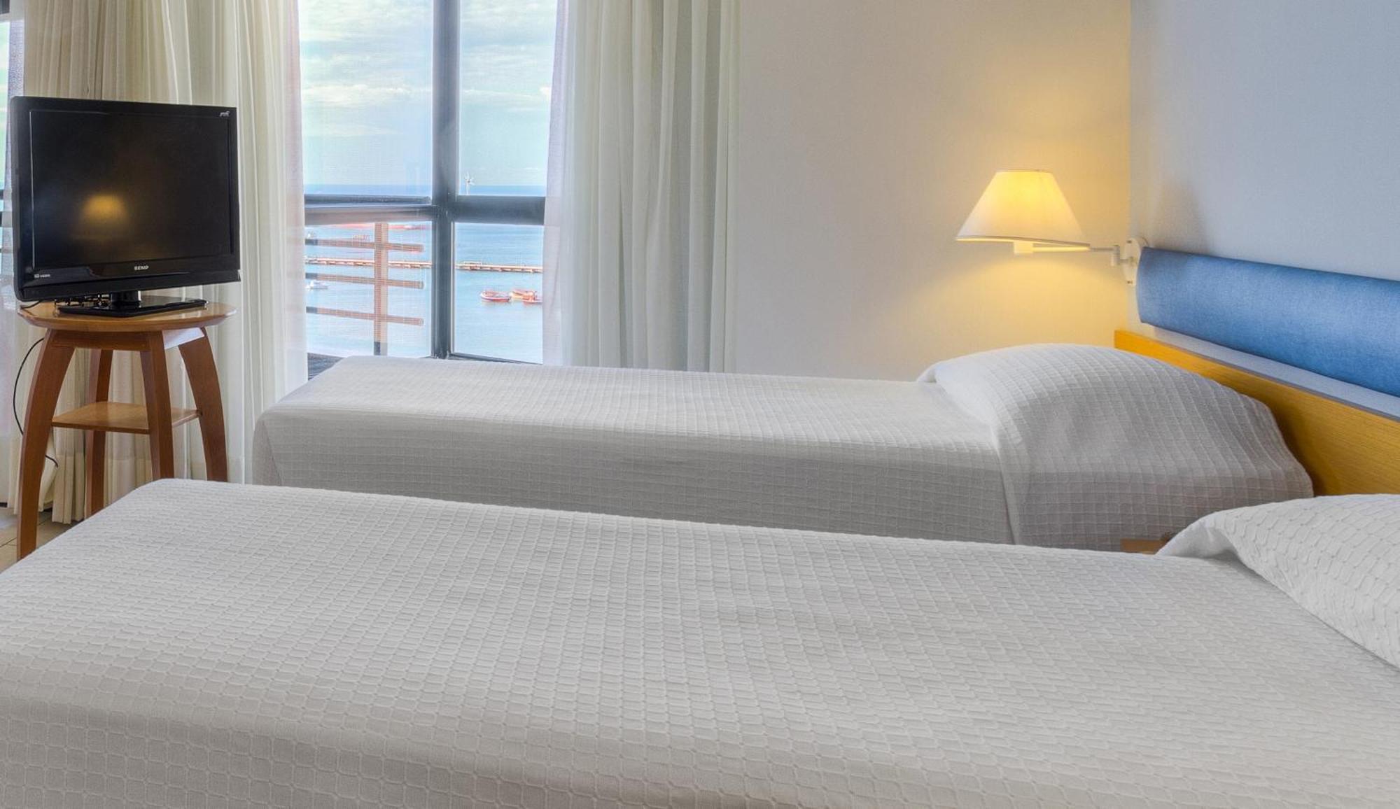 Quarto Superior com 2 Camas de Solteiro e Vista do Mar